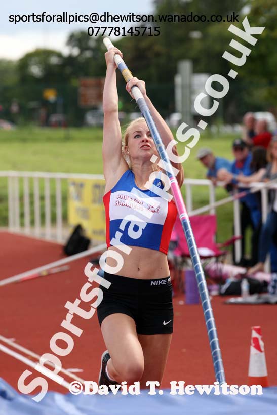 Under-17 womens pole vault. Photo: David T. Hewitson/Sports for All Pics